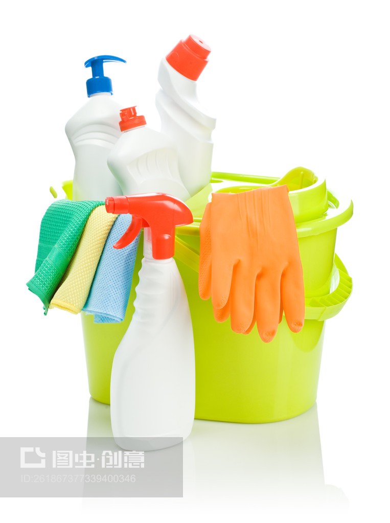 黄色清洁桶中的美发用品 跨界实用与便捷